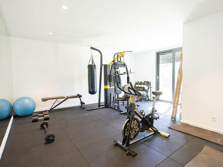 Contemporary Villa with Private Pool and Gym – Marbella