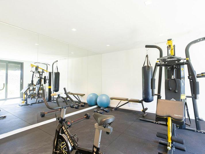 Contemporary Villa with Private Pool and Gym – Marbella
