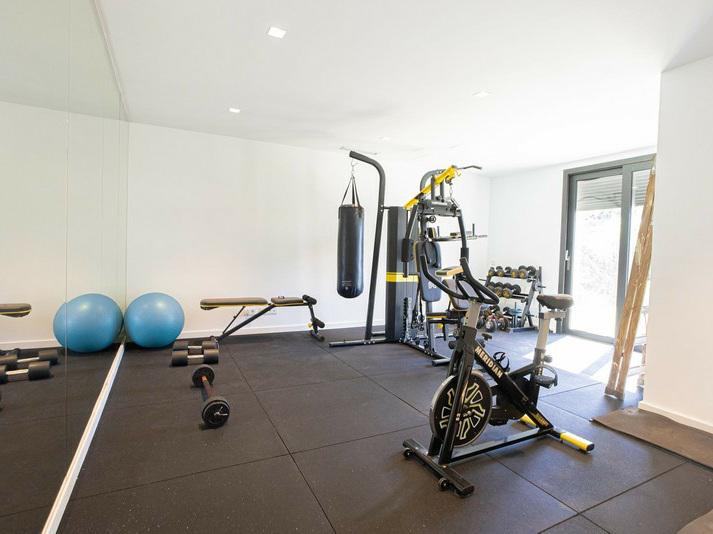 Contemporary Villa with Private Pool and Gym – Marbella