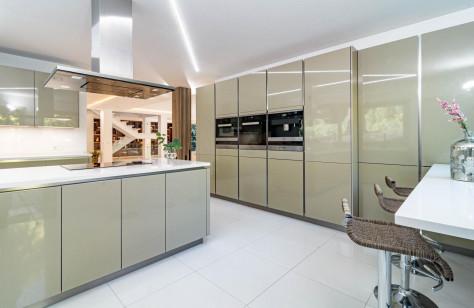 Luxury Villa with Private Pool in Rio Real Golf – Marbella East