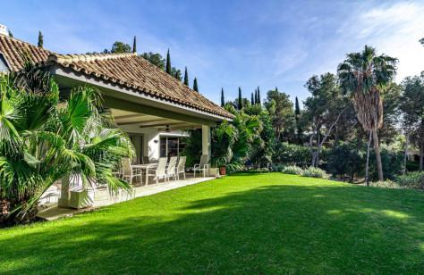 Luxury Villa with Private Pool in Rio Real Golf – Marbella East