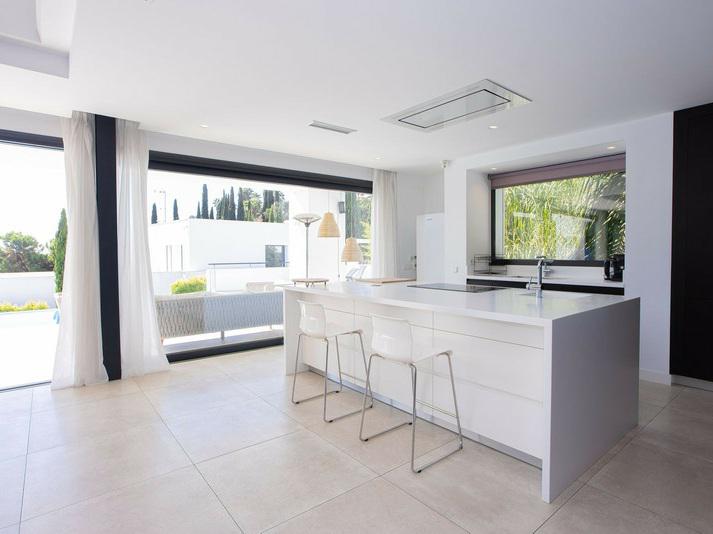 Contemporary Villa with Private Pool and Gym – Marbella