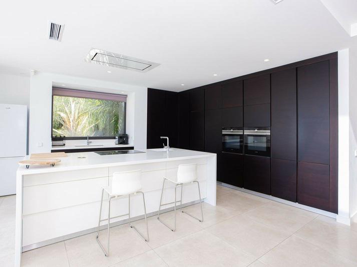 Contemporary Villa with Private Pool and Gym – Marbella