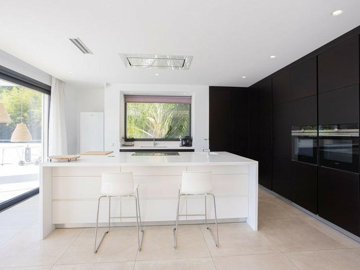 Contemporary Villa with Private Pool and Gym – Marbella