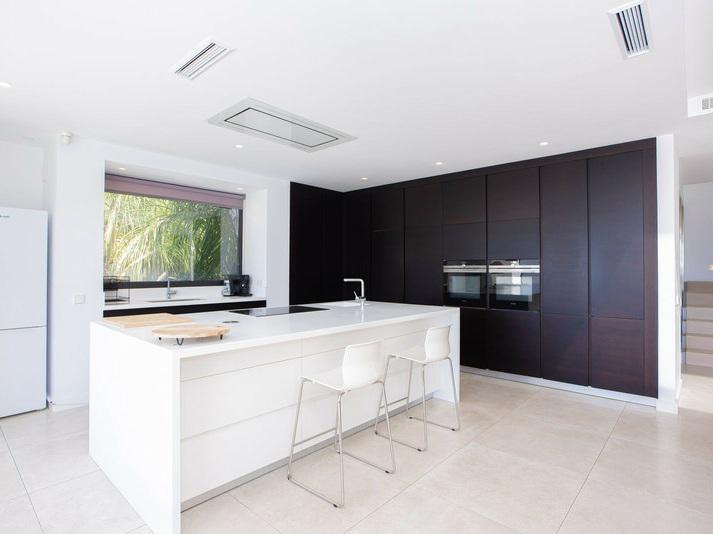 Contemporary Villa with Private Pool and Gym – Marbella
