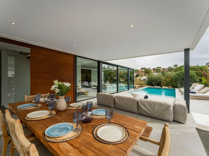 Detached Villa 5 Bedrooms 4 Bathrooms in El Paraiso