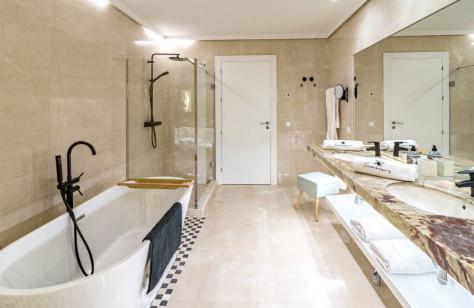Luxury Villa with Private Pool in Rio Real Golf – Marbella East