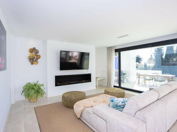 Contemporary Villa with Private Pool and Gym – Marbella
