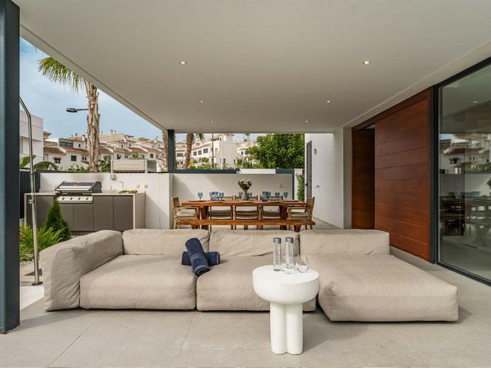 Detached Villa 5 Bedrooms 4 Bathrooms in El Paraiso