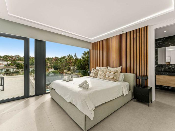 Detached Villa 5 Bedrooms 4 Bathrooms in El Paraiso