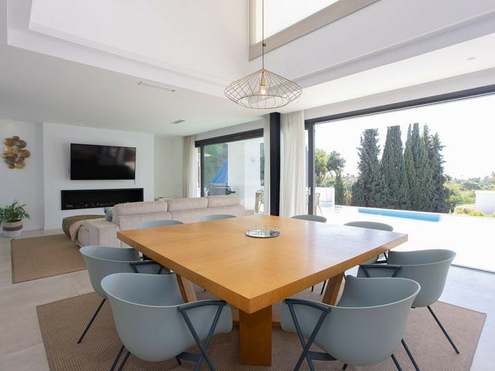 Contemporary Villa with Private Pool and Gym – Marbella
