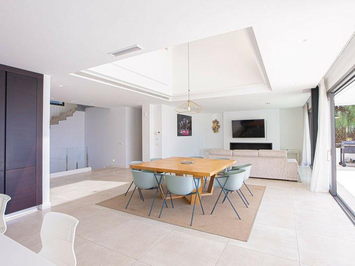Contemporary Villa with Private Pool and Gym – Marbella
