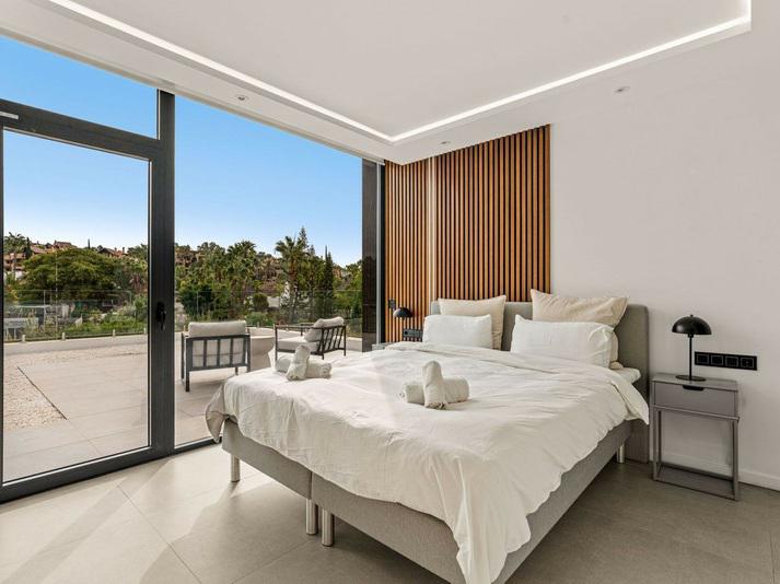 Detached Villa 5 Bedrooms 4 Bathrooms in El Paraiso