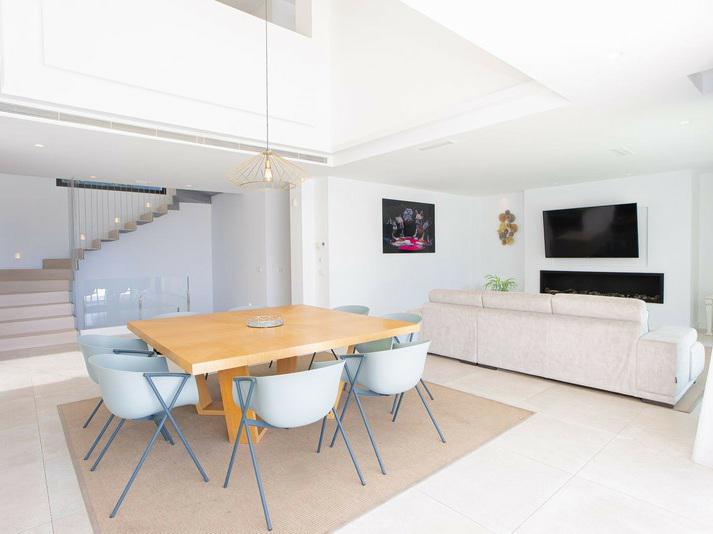 Contemporary Villa with Private Pool and Gym – Marbella