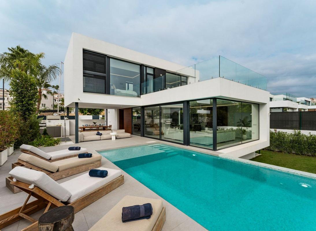 Detached Villa 5 Bedrooms 4 Bathrooms in El Paraiso