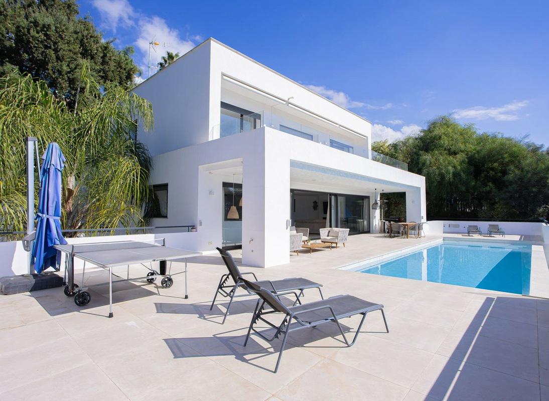 Contemporary Villa with Private Pool and Gym – Marbella