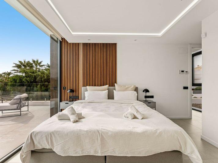 Detached Villa 5 Bedrooms 4 Bathrooms in El Paraiso