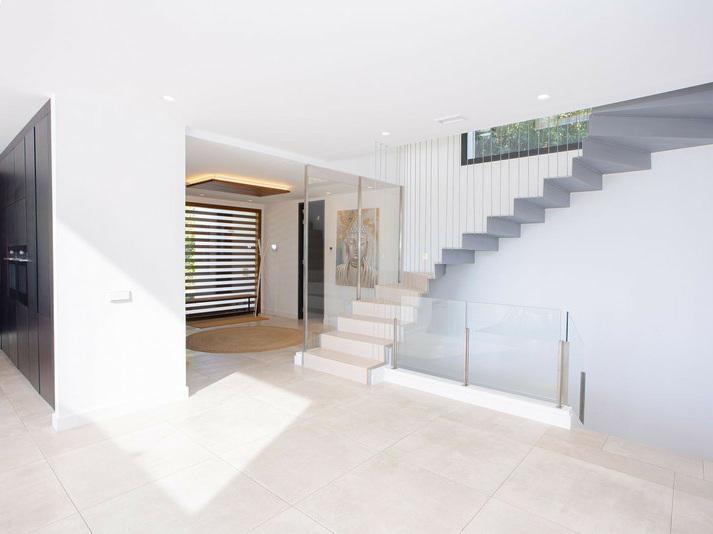 Contemporary Villa with Private Pool and Gym – Marbella
