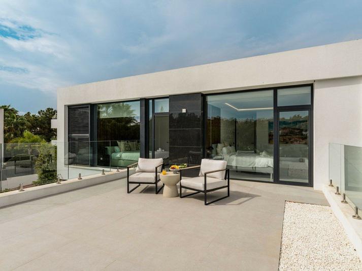 Detached Villa 5 Bedrooms 4 Bathrooms in El Paraiso