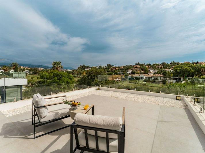 Detached Villa 5 Bedrooms 4 Bathrooms in El Paraiso