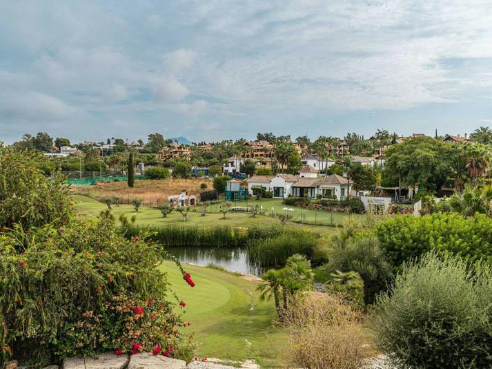 Detached Villa 5 Bedrooms 4 Bathrooms in El Paraiso