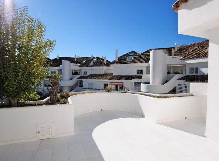 Top Floor Apartment 2 Bedrooms 1 Bathroom in The Golden Mile