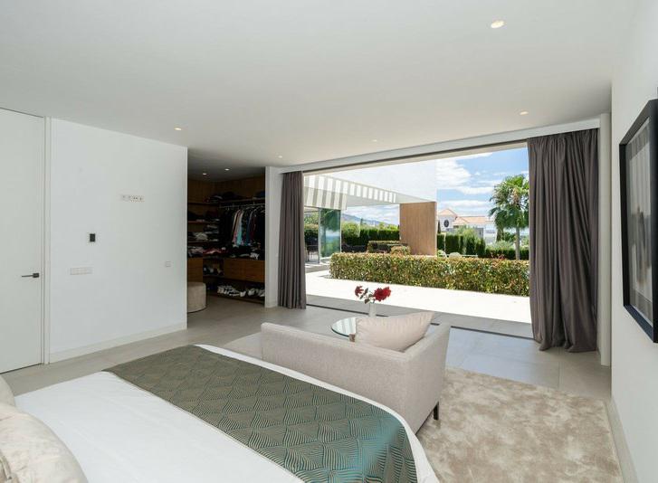 Detached Villa 5 Bedrooms 4 Bathrooms in Los Flamingos