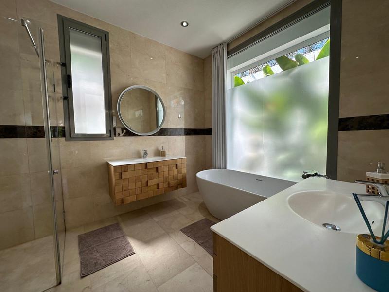 Detached Villa 5 Bedrooms 4 Bathrooms in La Quinta