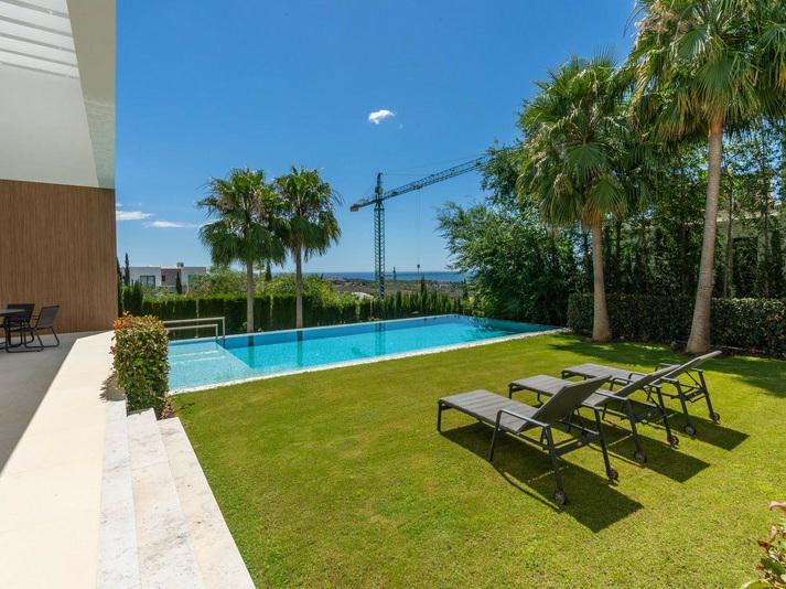 Detached Villa 5 Bedrooms 4 Bathrooms in Los Flamingos
