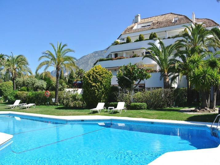 Top Floor Apartment 2 Bedrooms 1 Bathroom in The Golden Mile