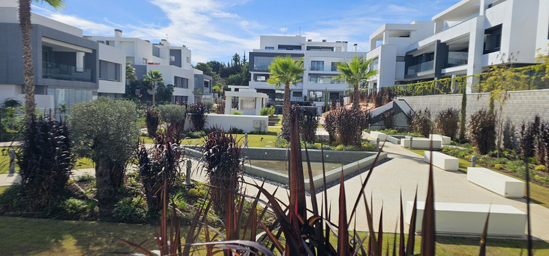 Comfort & Location: Top Floor Apartment for Rent in Estepona