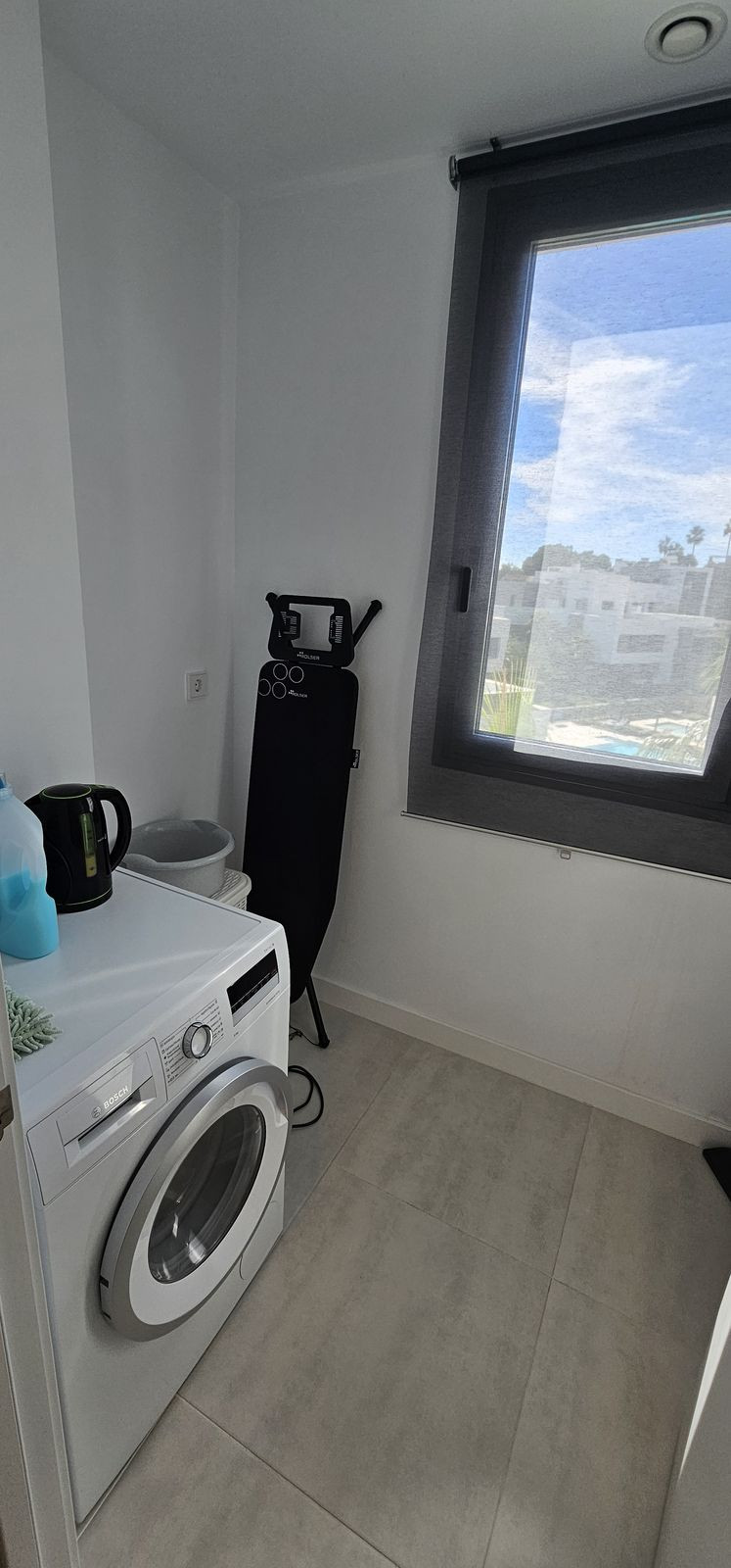 Comfort & Location: Top Floor Apartment for Rent in Estepona