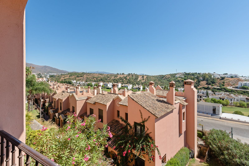 Adosada de Ensueño en Estepona: Tu Refugio en la Costa del Sol