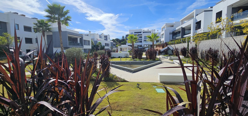 Comfort & Location: Top Floor Apartment for Rent in Estepona