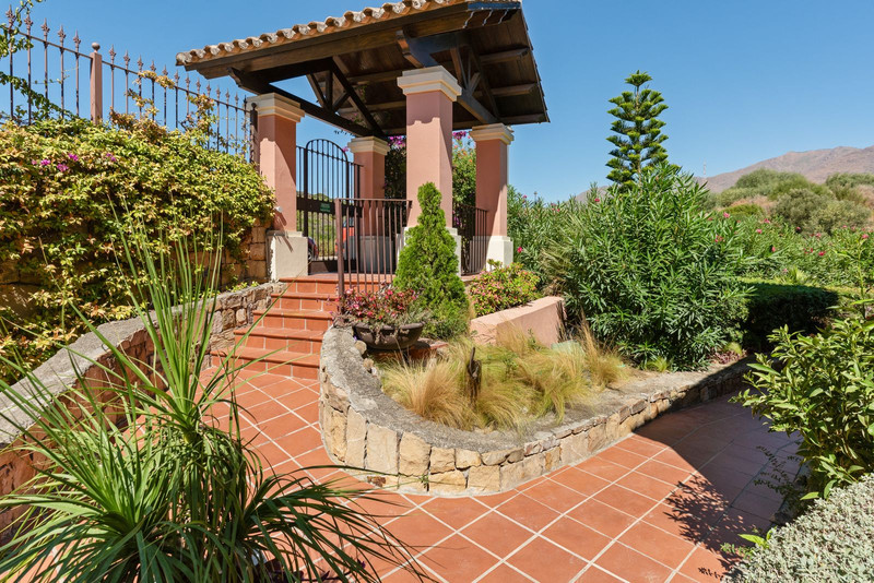 Adosada de Ensueño en Estepona: Tu Refugio en la Costa del Sol