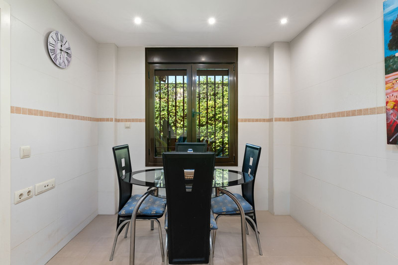 Adosada de Ensueño en Estepona: Tu Refugio en la Costa del Sol