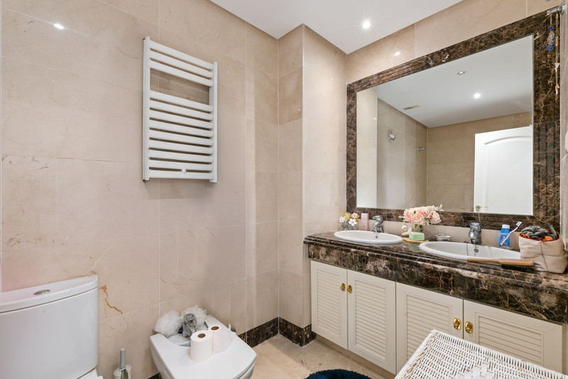 Adosada de Ensueño en Estepona: Tu Refugio en la Costa del Sol