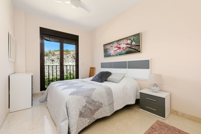 Adosada de Ensueño en Estepona: Tu Refugio en la Costa del Sol