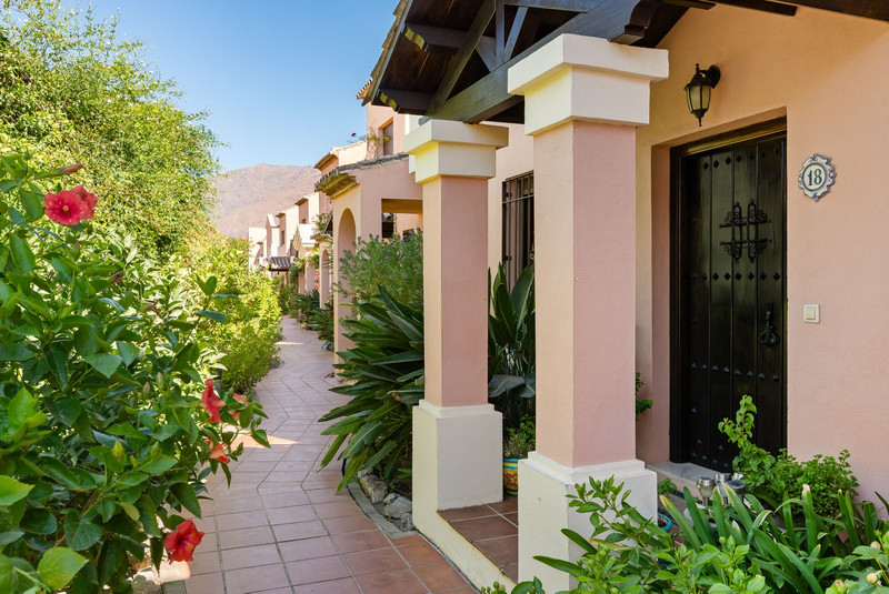 Adosada de Ensueño en Estepona: Tu Refugio en la Costa del Sol