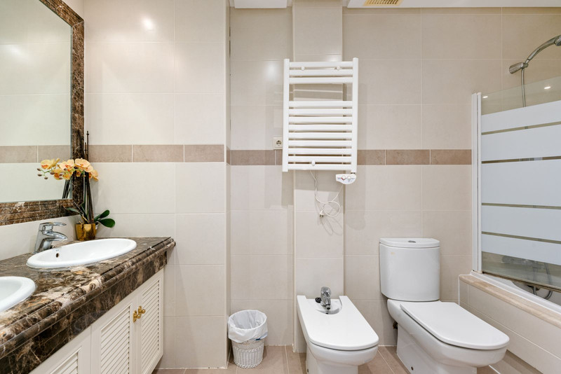 Adosada de Ensueño en Estepona: Tu Refugio en la Costa del Sol