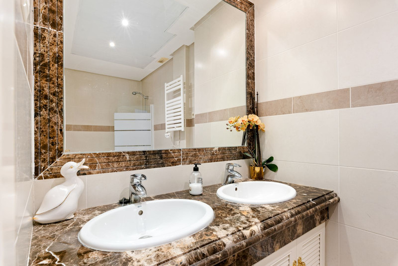 Adosada de Ensueño en Estepona: Tu Refugio en la Costa del Sol