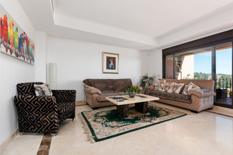 Adosada de Ensueño en Estepona: Tu Refugio en la Costa del Sol