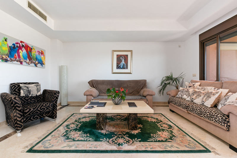 Adosada de Ensueño en Estepona: Tu Refugio en la Costa del Sol