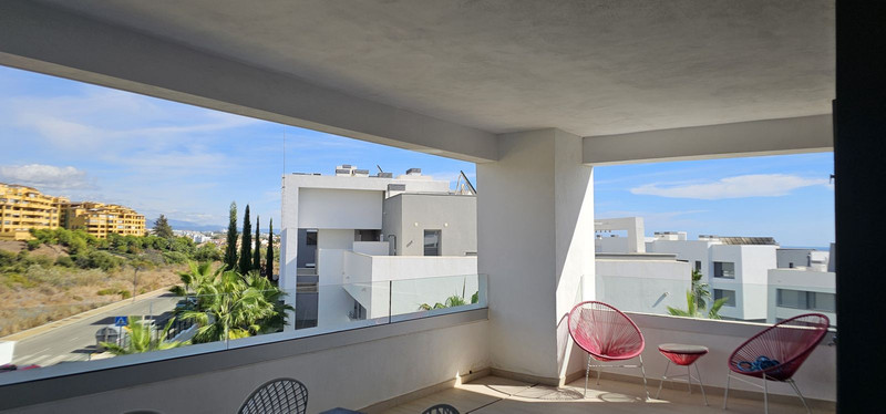 Comfort & Location: Top Floor Apartment for Rent in Estepona