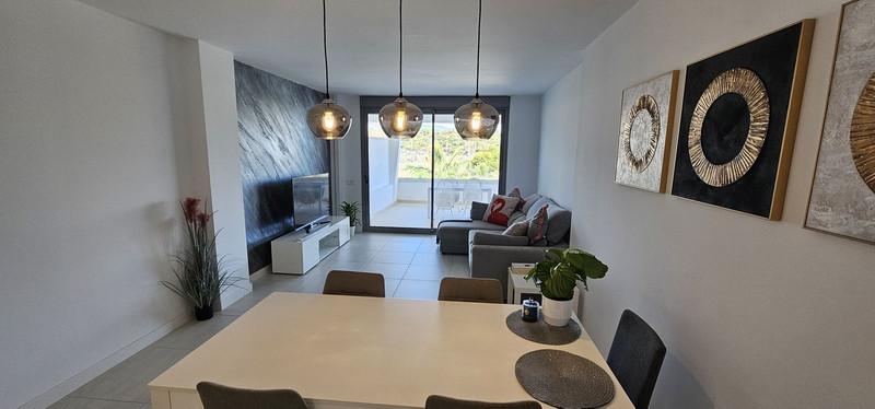 Comfort & Location: Top Floor Apartment for Rent in Estepona