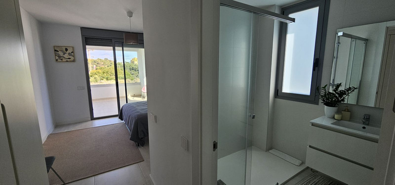 Comfort & Location: Top Floor Apartment for Rent in Estepona