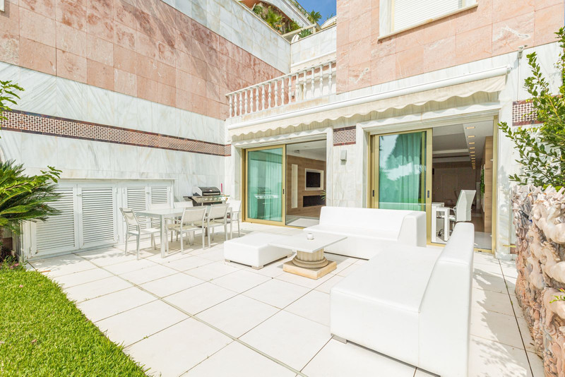 Charming Ground Floor Apartment for Long-Term Rental in Puerto Banús