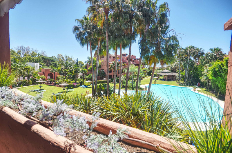 Elegant Middle Floor Apartment for Sale in a Prime Location – Estepona