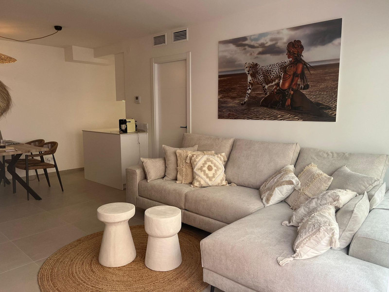 Elegant Middle Floor Apartment for Long-Term Rental in Estepona