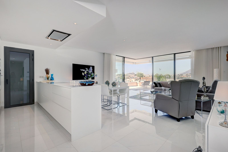 Bright Middle Floor Apartment for Long-Term Rental in Estepona